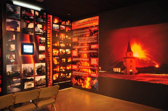 No museu de Vestmannaeyjum, painel mostra a última erupção na ilha de Heimaey, no sul da Islândia